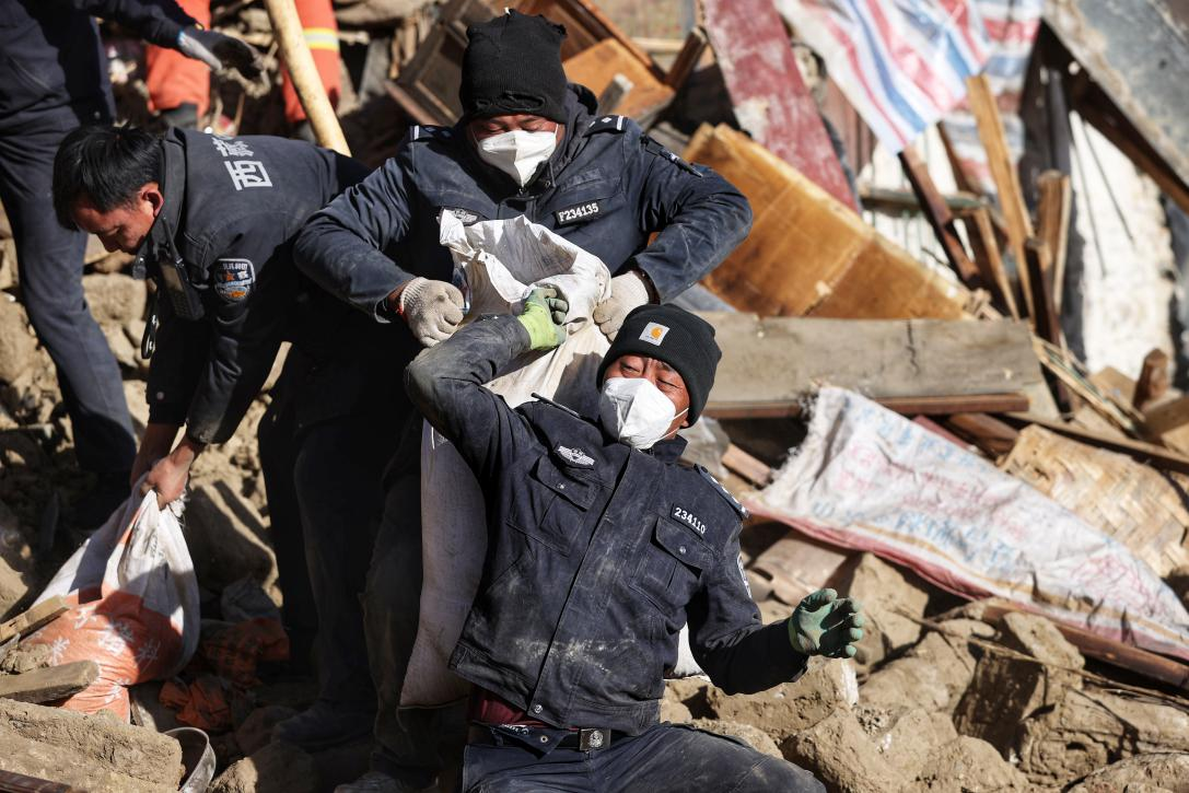 1月9日，定日縣長所鄉(xiāng)古榮村，日喀則市公安局民警協(xié)助受災群眾清理廢墟。 環(huán)球時報記者 崔萌攝