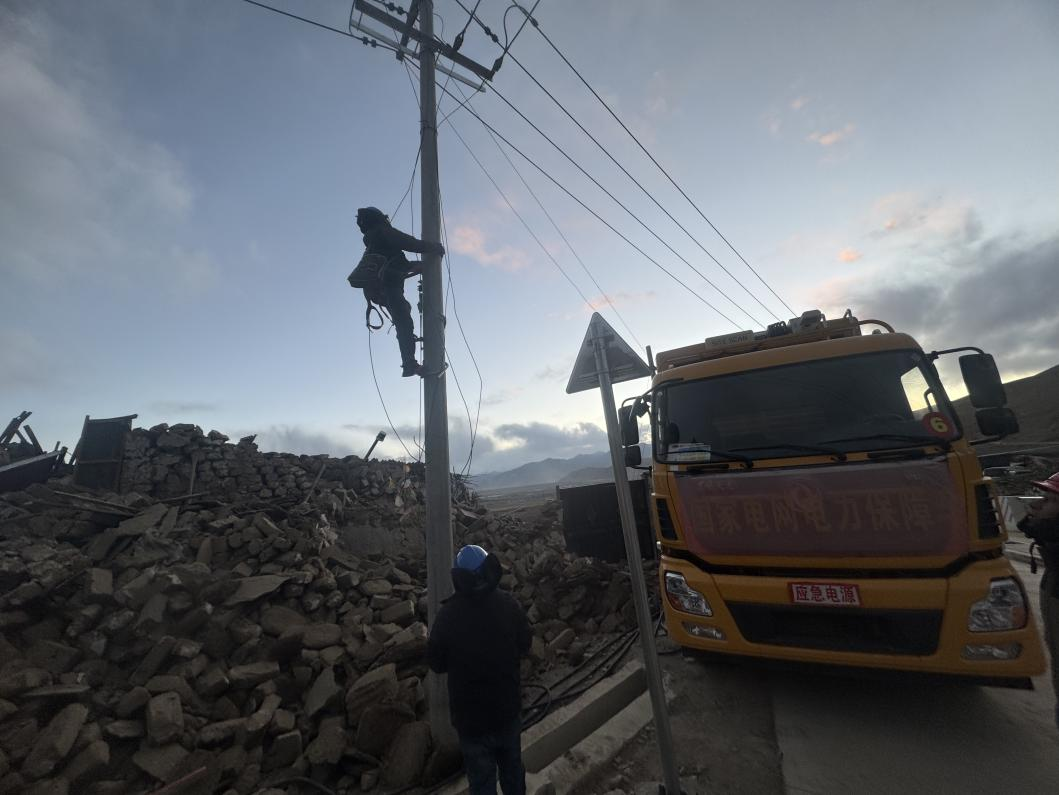 1月10日，定日縣長所鄉(xiāng)，國家電網(wǎng)西藏電力員工正在搶修災區(qū)受損線路。人民日報記者宋豪新攝