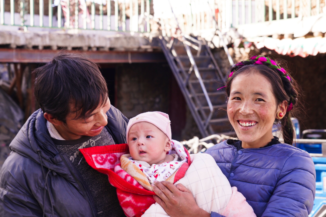 1月11日，在西藏日喀則市人民醫(yī)院，受災群眾抱著自己在地震中受傷的孩子康復出院。人民日報記者徐馭堯攝