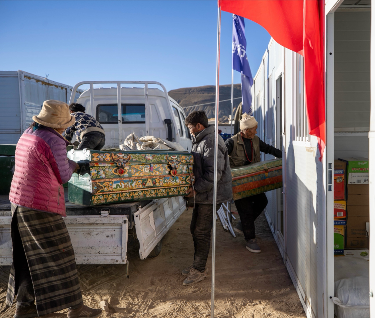 1月11日，西藏定日縣曲洛鄉(xiāng)措昂村，首批入住活動板房的村民正在搬運物品，為入住做準備。人民日報記者張武軍攝