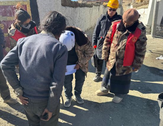 1月13日，次旺（右一）陪同工作組走訪村莊，評估房屋受損程度。新華社發(fā)