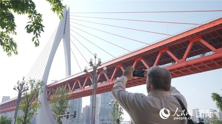 軻寶華“打卡”重慶東水門長(zhǎng)江大橋。人民網(wǎng)記者 蘇纓翔攝