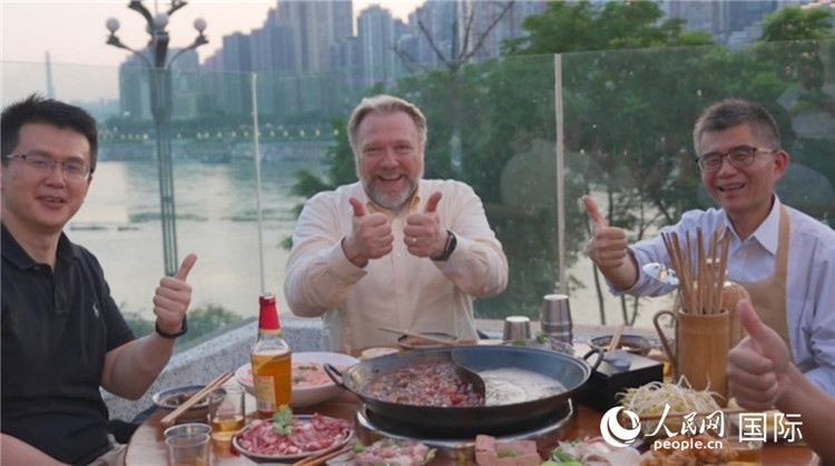 軻寶華和同事在重慶南濱路吃火鍋。人民網(wǎng)記者 蘇纓翔攝