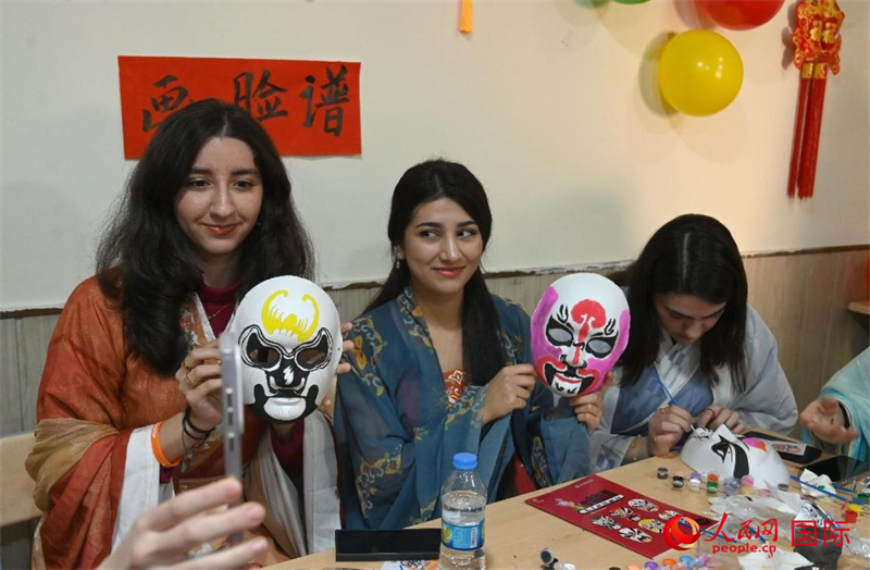 畫臉譜。人民網(wǎng)伊納斯·易卜拉欣攝