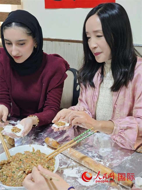 學(xué)包餃子。人民網(wǎng)伊納斯·易卜拉欣攝