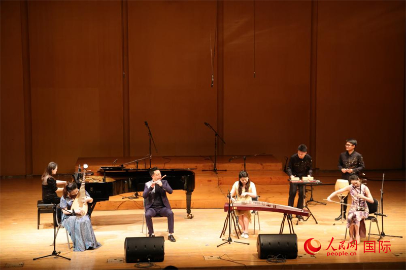 來自云南藝術學院的音樂家在演奏《金蛇狂舞》。人民網(wǎng)記者 楊一攝