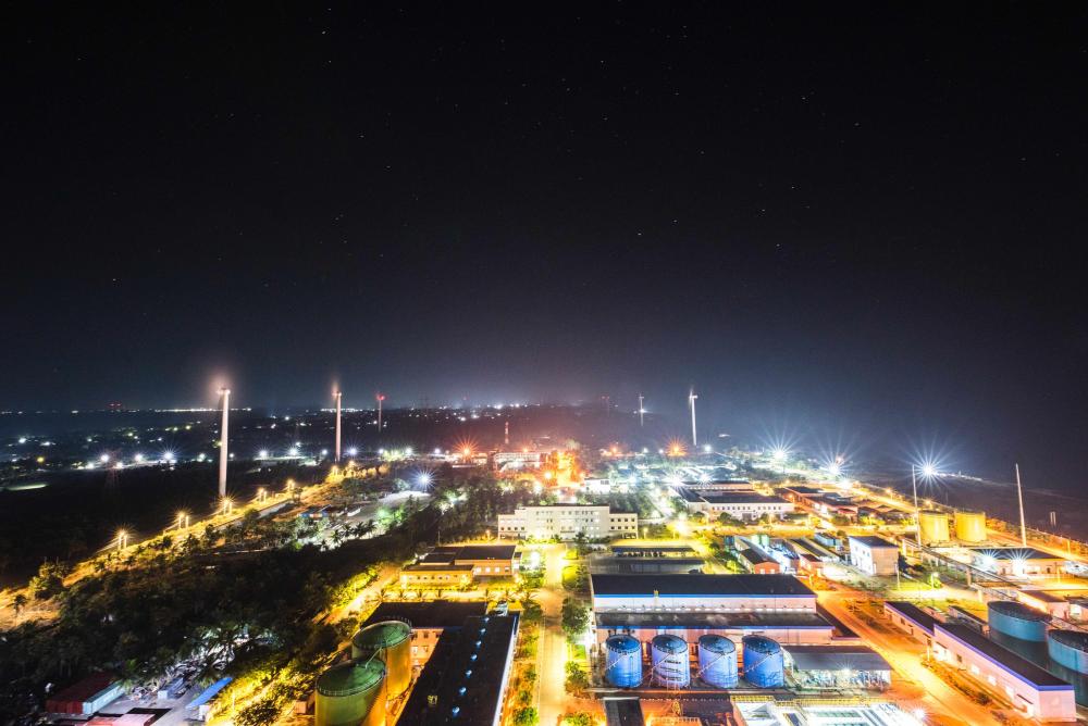 這是斯里蘭卡普特拉姆電站夜景（2020年12月8日攝）。新華社發(fā)（普特拉姆電站供圖）