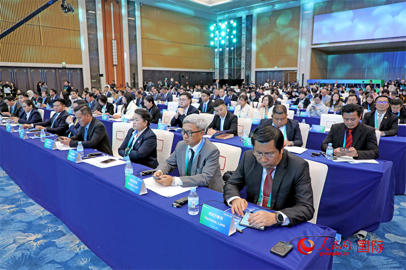 這是1月16日在南寧國(guó)際會(huì)展中心拍攝的“世界市長(zhǎng)對(duì)話·南寧”活動(dòng)現(xiàn)場(chǎng)。人民網(wǎng)記者 趙益普攝