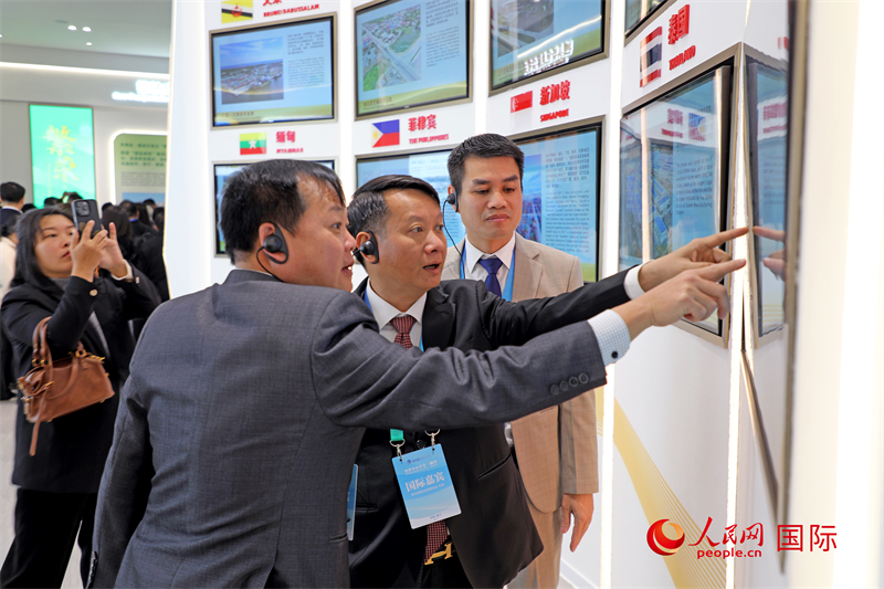 越南參會(huì)代表在南寧國(guó)際會(huì)展中心參觀。人民網(wǎng)記者 趙益普攝