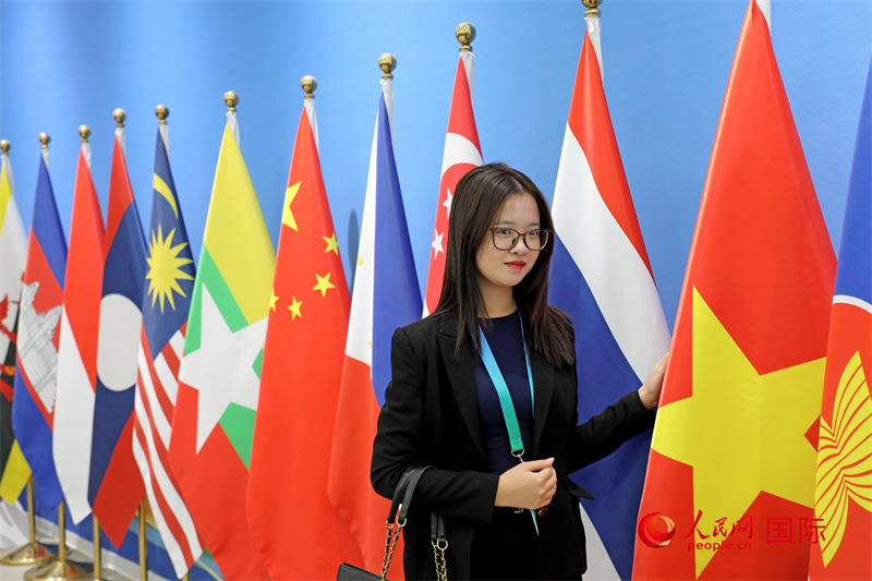 越南芒街市參會(huì)代表在南寧國(guó)際會(huì)展中心參觀。人民網(wǎng)記者 趙益普攝