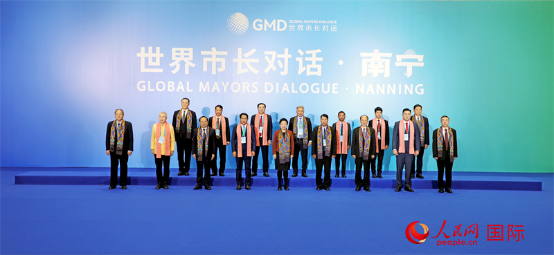 在南寧國(guó)際會(huì)展中心金桂花廳外，參加活動(dòng)的中國(guó)和東盟國(guó)家市長(zhǎng)合影留念。人民網(wǎng)記者 趙益普攝