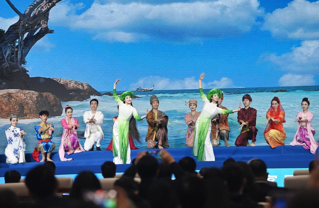 這是1月16日，在南寧國(guó)際會(huì)展中心，演員在“世界市長(zhǎng)對(duì)話·南寧”活動(dòng)間隙表演節(jié)目。新華社記者 陸波岸 攝