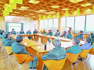 各種形式的民主協(xié)商議事會在余杭區(qū)落地生花。圖為黃湖鎮(zhèn)就共富工坊工作召開未來鄉(xiāng)村議事會。資料圖片