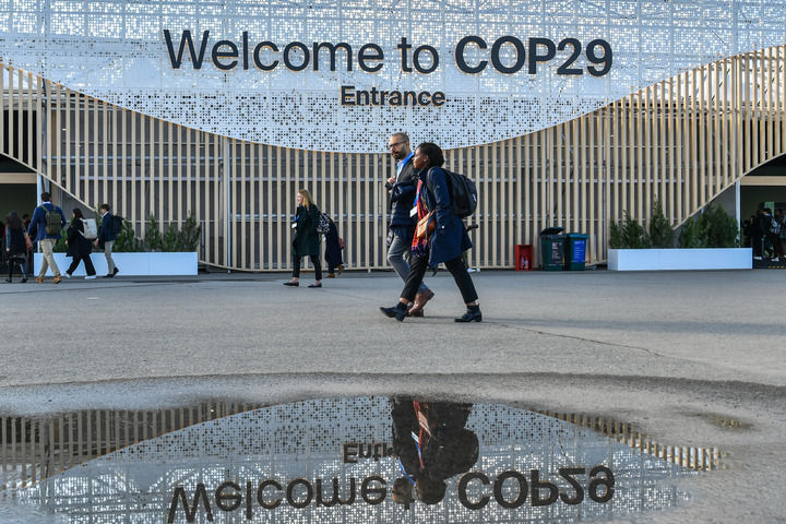 2024年11月15日，在阿塞拜疆首都巴庫，人們經(jīng)過聯(lián)合國氣候變化巴庫大會的會場。新華社記者 曹陽 攝