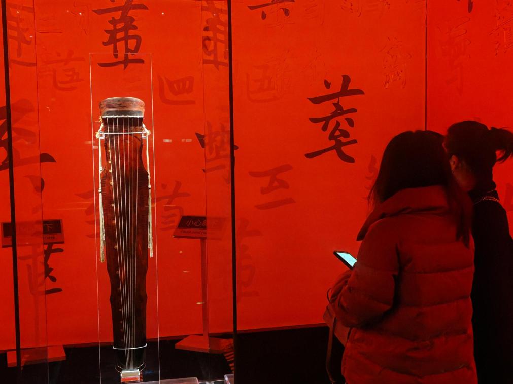近日，在浙江省博物館之江館區(qū)，故宮博物館收藏的唐“大圣遺音”琴在“‘故宮·茶世界’觀茶——茶文化精品展”展出。新華社記者 馮源 攝