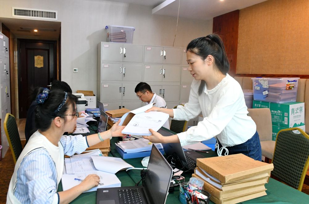 福州市委巡察機(jī)構(gòu)對(duì)全市法院系統(tǒng)開(kāi)展提級(jí)聯(lián)動(dòng)交叉巡察。在永泰縣駐地，巡察組工作人員查看財(cái)務(wù)憑證（2024年5月21日攝）。新華社記者 林善傳 攝