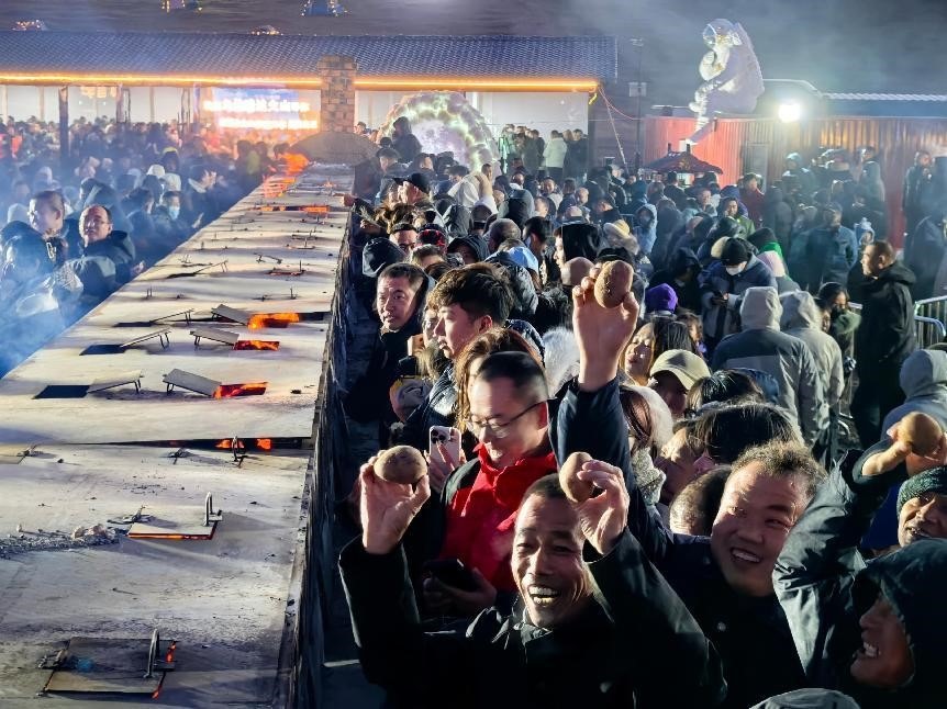 烏蘭哈達火山腳下“千人烤土豆”。人民網記者 苗陽攝