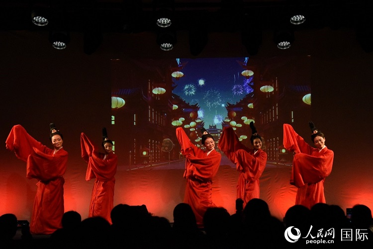 舞蹈《金蛇狂舞》。人民網(wǎng)記者 殷淼攝