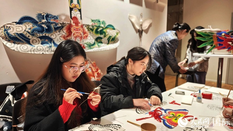 體驗非遺文化“制作小風(fēng)箏”。人民網(wǎng)記者 殷淼攝
