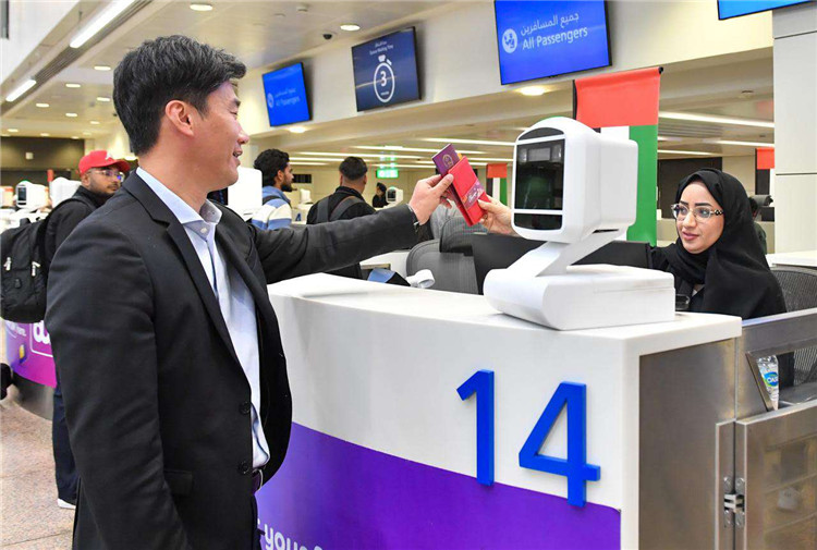 1月22日，迪拜免稅店聯(lián)合迪拜移民局向入境中國(guó)旅客贈(zèng)送新年賀禮。迪拜移民局供圖