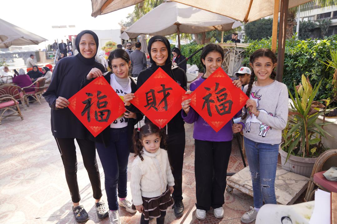 埃及民眾參與中國(guó)文化體驗(yàn)活動(dòng)。開(kāi)羅中國(guó)文化中心供圖