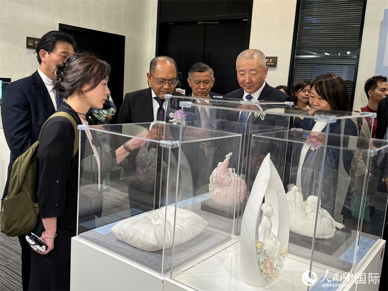 嘉賓在參觀展覽。 人民網(wǎng)記者 章念生攝