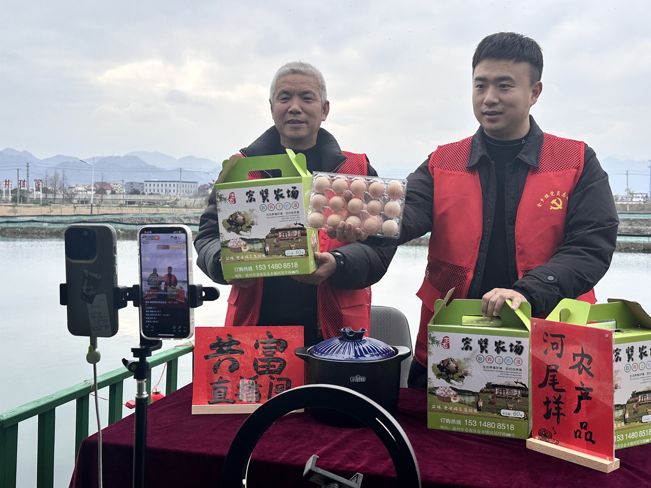 在蒼南金鄉(xiāng)鎮(zhèn)，永興、半浹連、河尾垟?shù)犬?dāng)年受災(zāi)的臨近村落，正連片建設(shè)美麗江南水鄉(xiāng)新景。圖為河尾垟村設(shè)在河邊的“共富直播間”。金鄉(xiāng)鎮(zhèn) 供圖