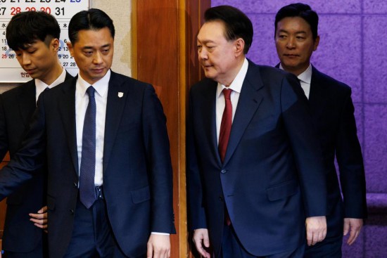  1月23日，尹錫悅（右二）在韓國(guó)首爾憲法法院出席總統(tǒng)彈劾案庭審。新華社發(fā)（Pool圖片，曹城凖攝）