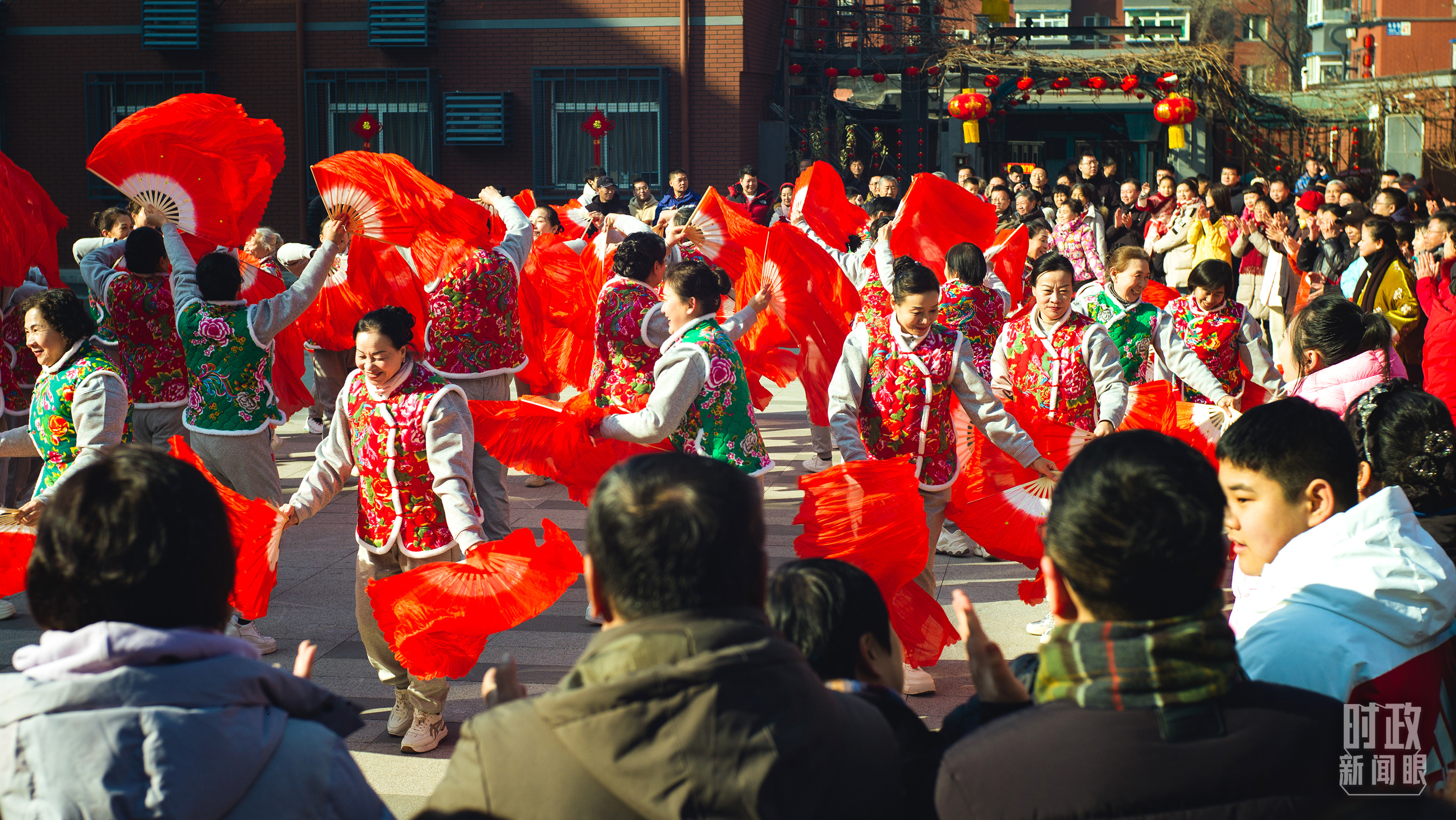 長安小區(qū)文化廣場上，居民們扭起歡快的秧歌。（總臺(tái)央視記者彭漢明拍攝）