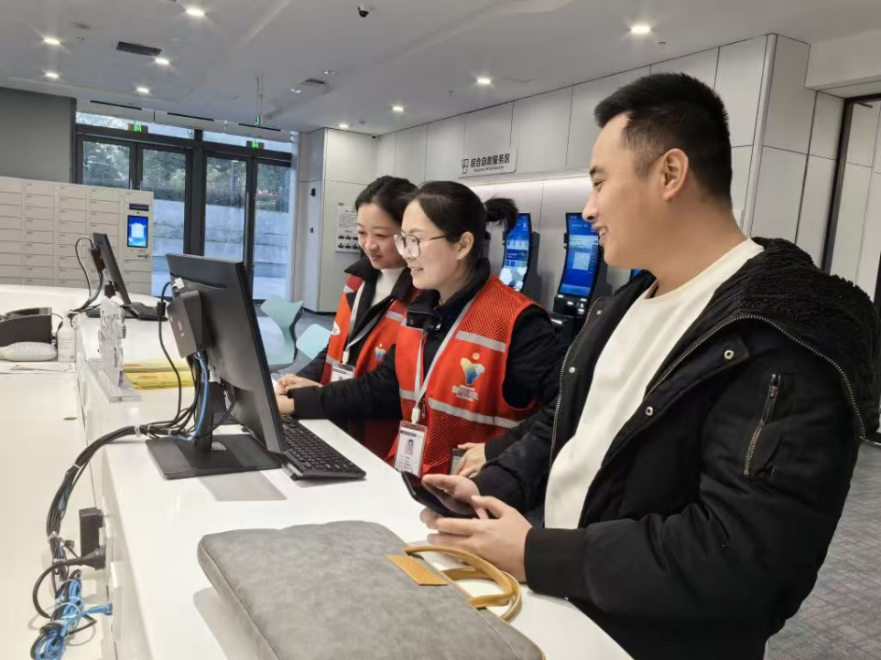 工作人員幫助企業(yè)辦理遷移申請(qǐng)網(wǎng)上填報(bào)。圖片來(lái)源：浙江衢州市市場(chǎng)監(jiān)督管理局