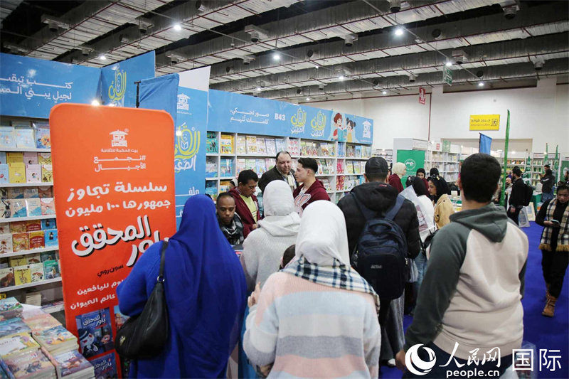 觀眾參觀書展展臺。人民網(wǎng)記者 黃培昭攝