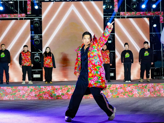 健身教練劉畊宏耐心帶領現(xiàn)場以及線上的朋友們進行熱身。人民網(wǎng)記者 許維娜攝