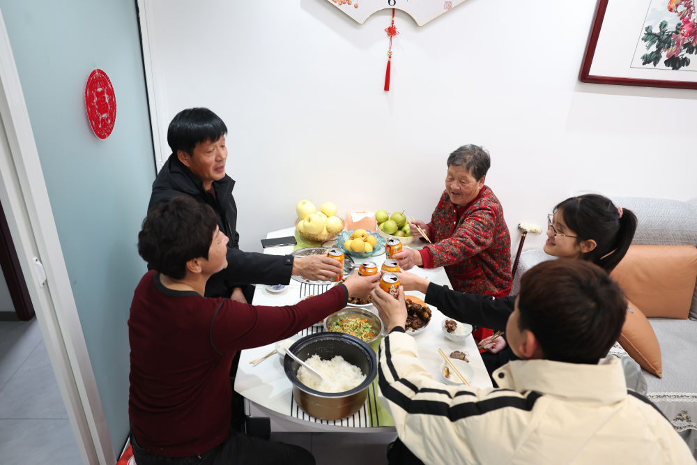 2025年1月22日，遼寧省葫蘆島市綏中縣祝家溝村村民朱西存一家在新房里。新華社記者姚劍鋒 攝