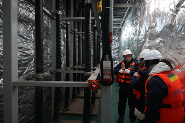 運(yùn)維人員在風(fēng)電場(chǎng)海上升壓站上進(jìn)行巡視檢查。受訪者供圖