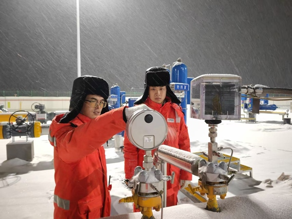 黑河作業(yè)區(qū)員工夜間對(duì)天然氣管道進(jìn)行巡檢。受訪者供圖