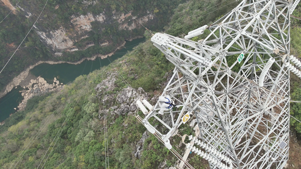 羅統(tǒng)在魯馬Ⅰ線1號(hào)塔上進(jìn)行帶電作業(yè)。受訪者供圖