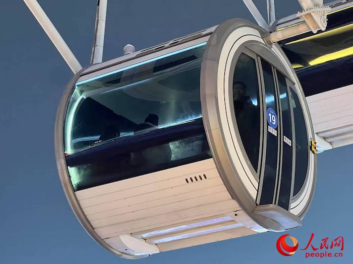 安裝了四要素微型氣象站的摩天輪轎廂。人民網(wǎng) 高清揚(yáng)攝