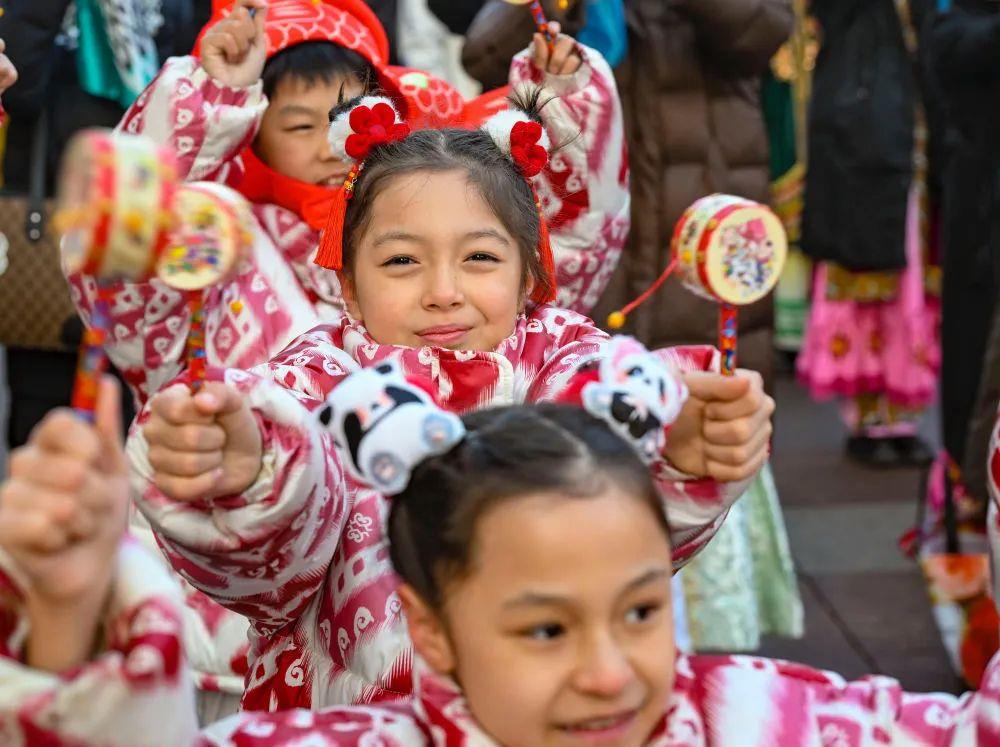 △新疆大巴扎社火迎新春，孩子們在現(xiàn)場表演。
