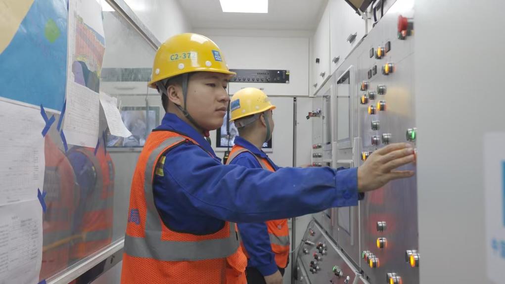 盾構(gòu)司機何曉波在駕駛室內(nèi)調(diào)試盾構(gòu)機參數(shù)。（劉芬攝）