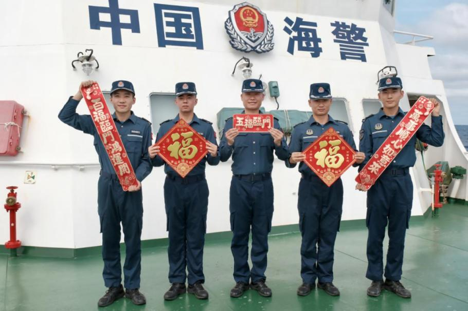 1月27日，中國海警海鷗艦執(zhí)法員們展示春聯(lián)福字，慶祝農(nóng)歷春節(jié)。