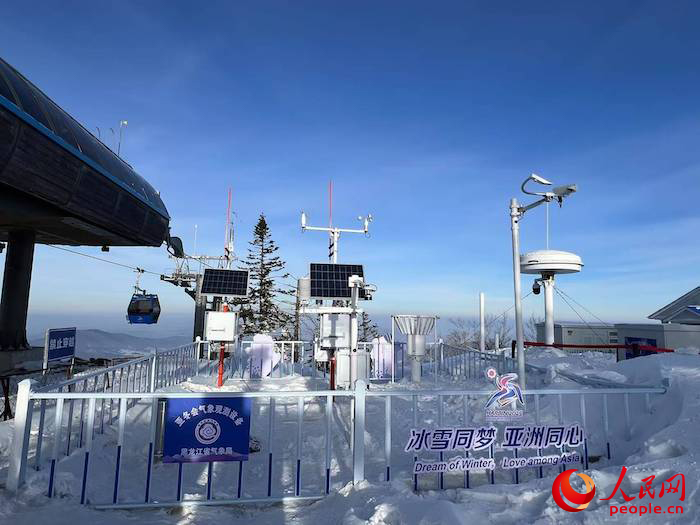 亞布力大鍋盔山頂?shù)墓潭庀蟊O(jiān)測(cè)站。人民網(wǎng) 高清揚(yáng)攝