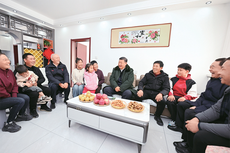 2025年1月22日至24日，中共中央總書記、國家主席、中央軍委主席習近平冒著嚴寒來到遼寧，看望慰問基層干部群眾。這是22日下午，習近平在葫蘆島市綏中縣明水滿族鄉(xiāng)祝家溝村考察時，同村民王寶維一家圍坐一起拉家常。 新華社記者 謝環(huán)馳/攝