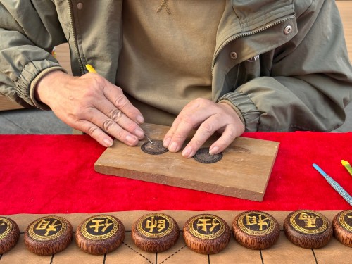 柯秋楓正在雕刻。人民網(wǎng) 陳葉欣攝