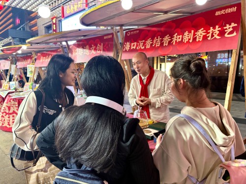 魏希望在非遺集市上介紹沉香。人民網(wǎng) 陳葉欣攝