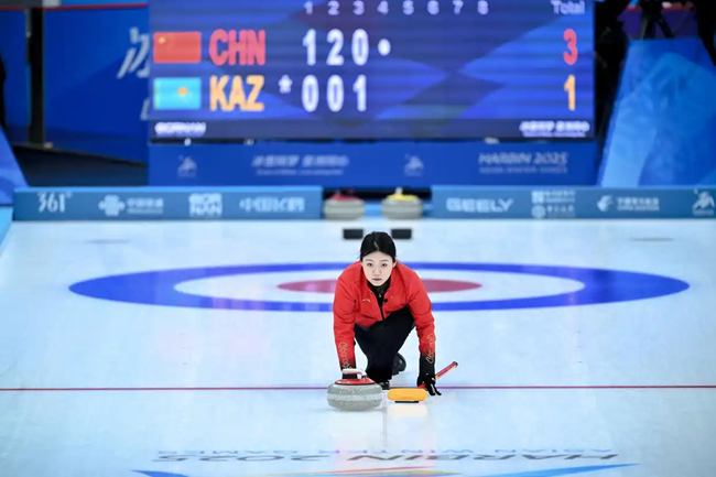 2月4日，中國(guó)隊(duì)選手韓雨在比賽中擲壺。新華社記者 江漢 攝