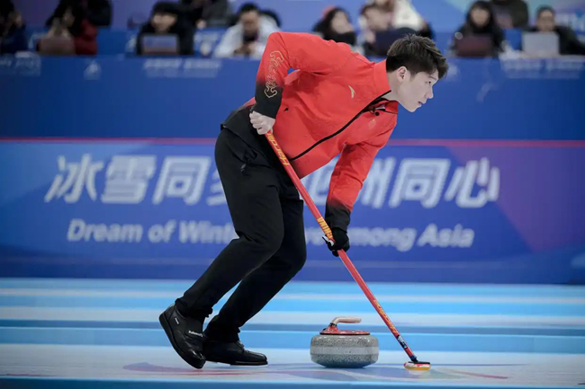 2月4日，中國(guó)隊(duì)選手王智宇在比賽中擦冰。新華社記者 江漢 攝