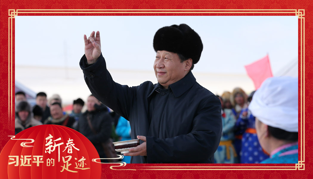 2014年1月27日，習近平總書記在內(nèi)蒙古錫林浩特市寶力根蘇木（鄉(xiāng)）參加冬季那達慕“五畜祈?！眱x式。