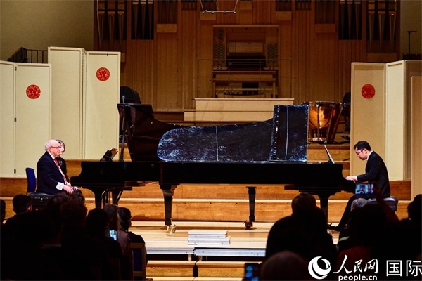 英國皇家音樂學院教授朱利安-雅格布森和旅英鋼琴家李勁峰演奏《黃河鋼琴協(xié)奏曲》。楊浩鵬攝