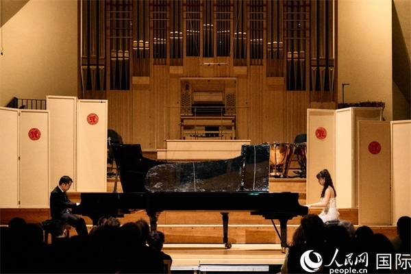 旅英鋼琴家李勁峰和郭鑫弈雙鋼琴“斗琴”。楊浩鵬攝