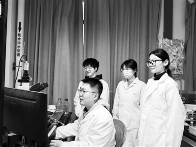 西安交通大學教授王昌河團隊在進行多巴胺分泌電化學檢測。受訪者供圖